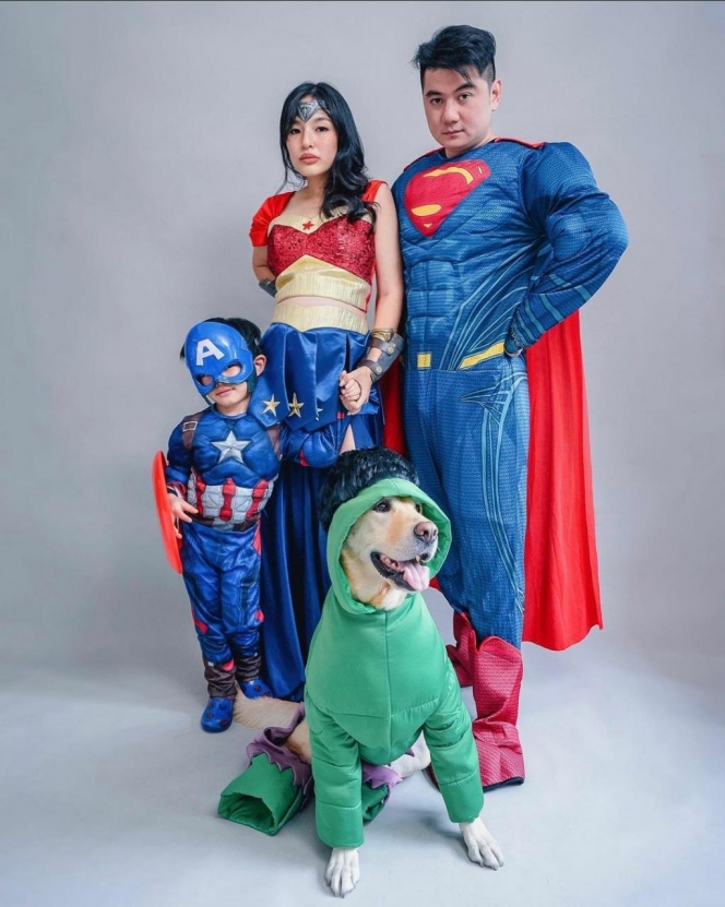 10 Potret Chef Arnold dan Keluarga Tampil Keren Pakai Baju Super Hero, Gemas Banget!
