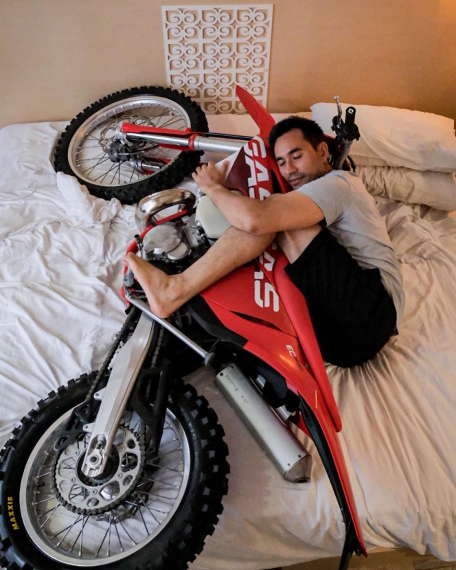 Potret Darius Sinathriya Tidur Sambil Peluk Motor, Donna Agnesia: Ini Nih yang Bikin Gak Pulang-Pulang