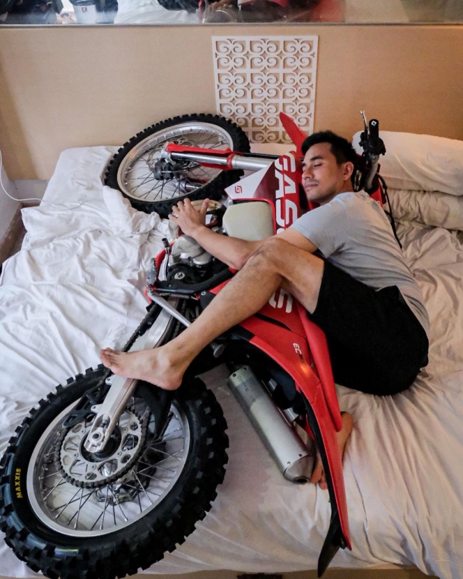 Potret Darius Sinathriya Tidur Sambil Peluk Motor, Donna Agnesia: Ini Nih yang Bikin Gak Pulang-Pulang