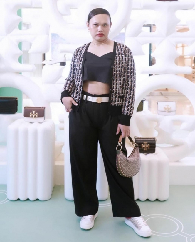 Gayanya Super Nyentrik dan Unik, Ini 10 OOTD Wanda Hara Fashion Stylist Favorit Para Artis Besar Ibu Kota