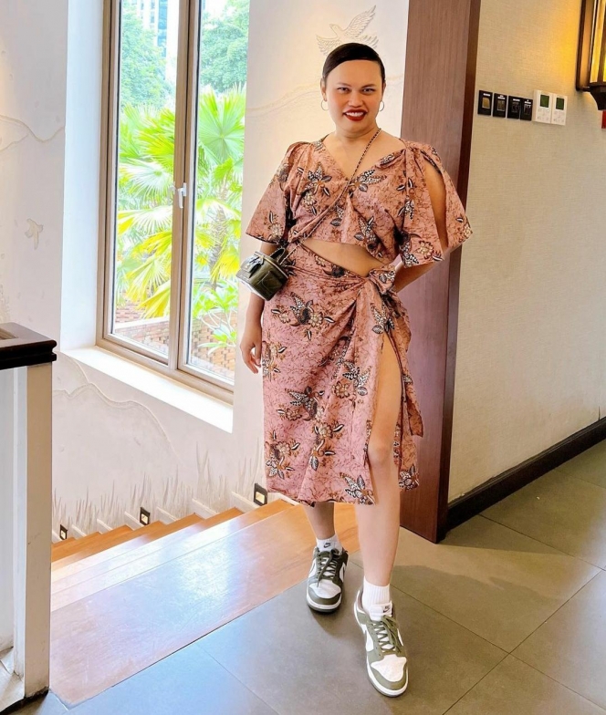 Gayanya Super Nyentrik dan Unik, Ini 10 OOTD Wanda Hara Fashion Stylist Favorit Para Artis Besar Ibu Kota