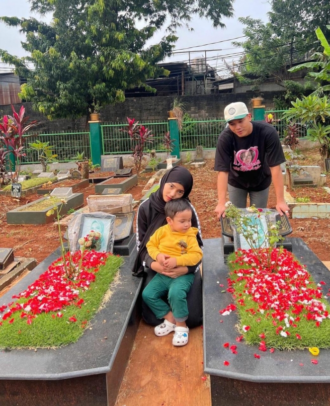 10 Potret Keluarga Haji Faisal Kenang 1 Tahun Kepergian Vanessa Angel dan Bibi Ardiansyah, Penuh Air Mata Kerinduan