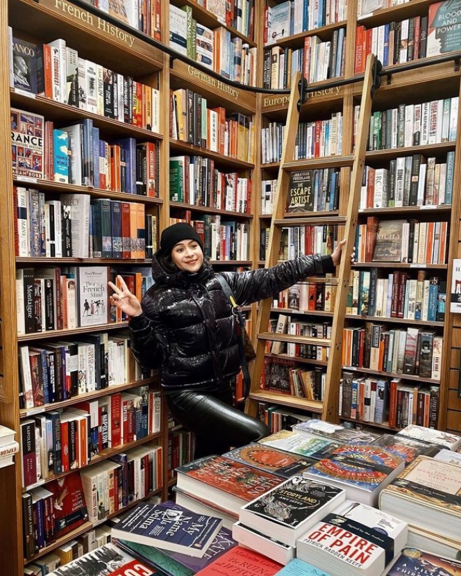 Potret Cantik Maudy Ayunda Liburan di Inggris, Kegirangan Sampai Ambil Pose di Tumpukan Buku
