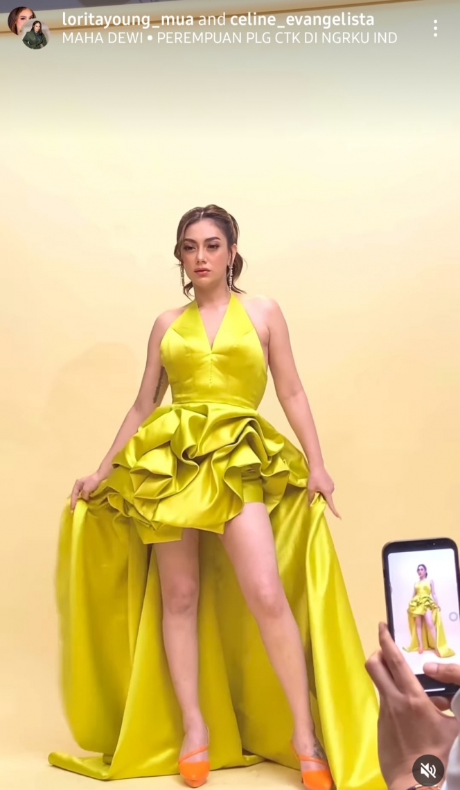 Tampak Tato di Dada Bagian Kanan, Ini Deretan Pemotretan Celine Evangelista yang Tampil Ngejreng dengan Gaun Kuning