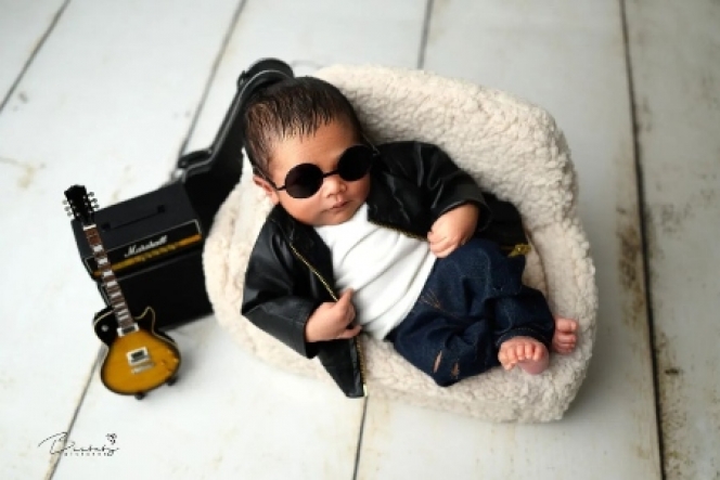 Deretan Potret Newborn Photoshoot Baby Arvi Anak Kedua Evi Masamba, Tampil Nyantrik Ala Rocker!