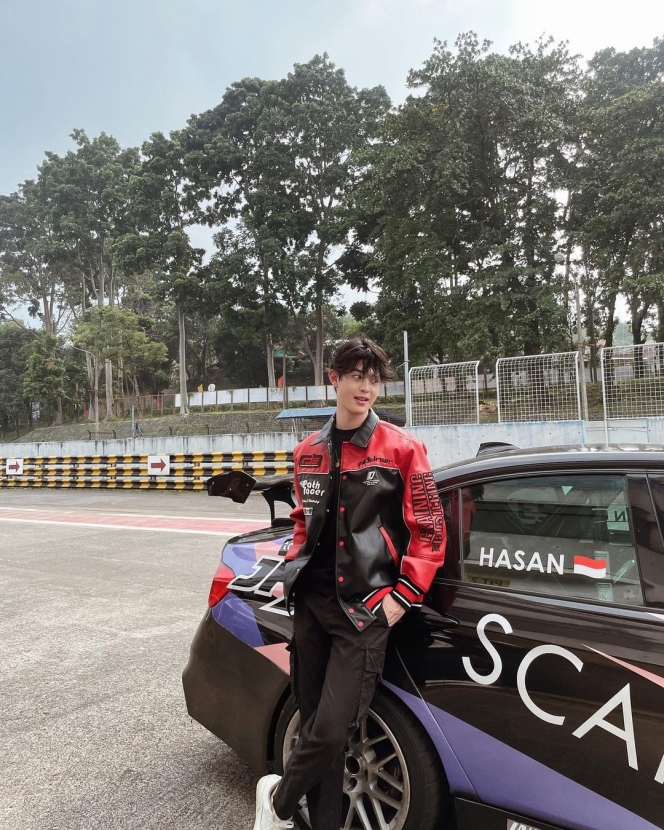 9 Gaya Gabriel Prince saat Test Drive Mobil Balap, Tampil Kece dengan Jaket Racing
