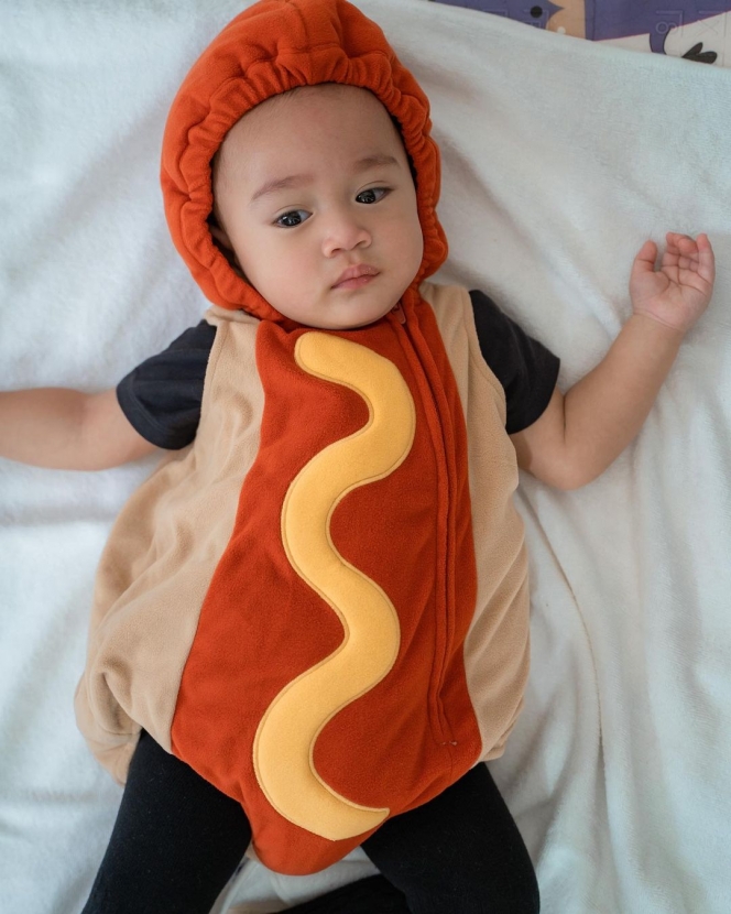 7 Potret Rayyanza saat Pakai Kostum Hotdog, Gayanya Sambil Makan Tambah Gemesin Banget!