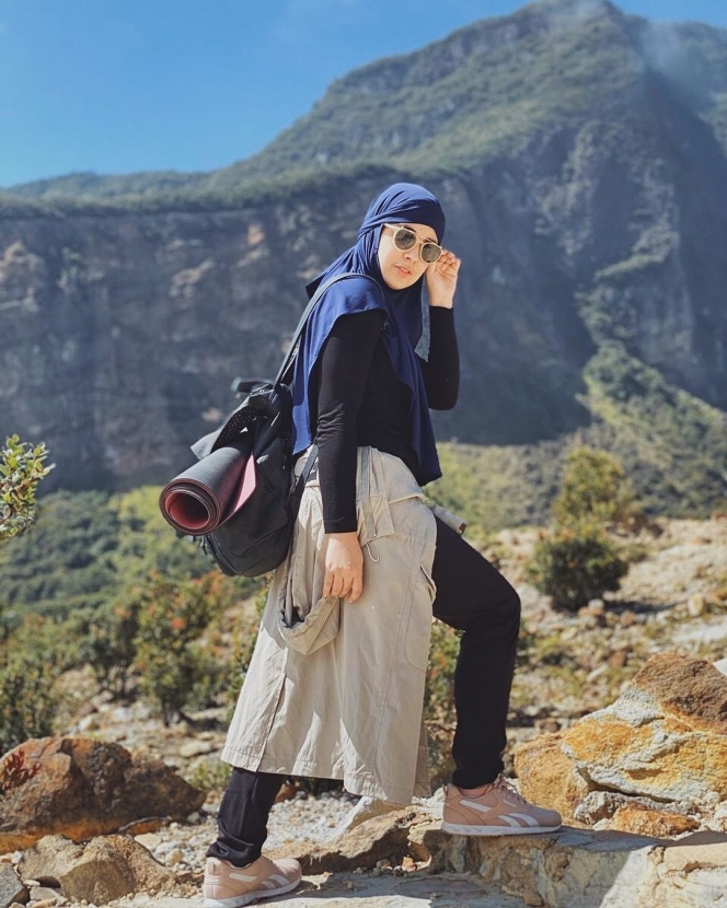Dianggap Tampil Gak Syari Lagi, Ini 8 Potret Risty Tagor Pakai Celana Jeans dan Jilbab Pendek! Stylish Banget