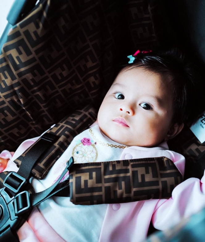 11 Potret Keseruan Aurel Hermansyah dan Atta Halilintar Liburan ke Singapura, Baby Ameena Gemoy Liat Ikan