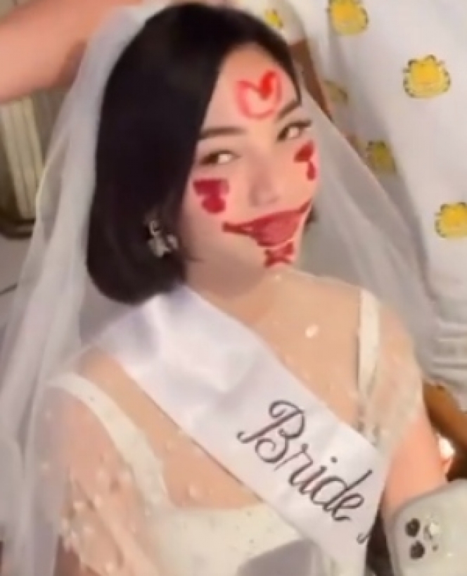 Muka Penuh Coretan, ini Momen Bridal Shower Glenca Chysara yang Dihadiri Teman-Teman Artis