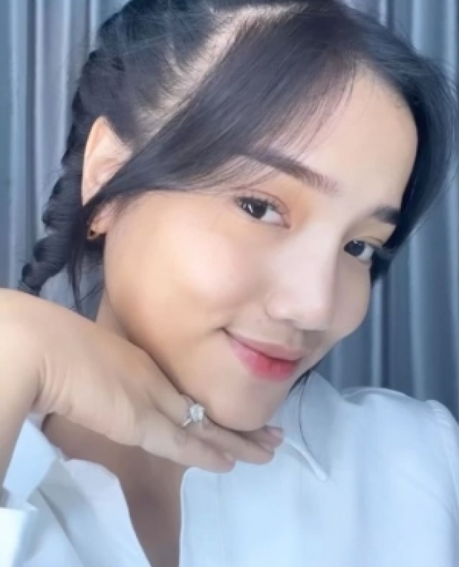 Makin Cantik Jelita, Ini Deretan Foto Selfie Fuji yang Penuh Pesona