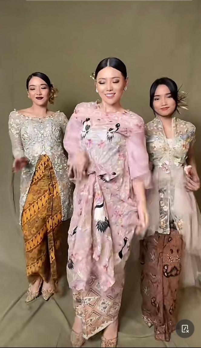 11 Gaya Fuji dan Gisella Anastasia Bareng Wendy Walters di Pemotretan Terbaru, Seru TikTokan Pakai Kebaya