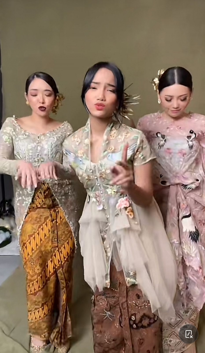 11 Gaya Fuji dan Gisella Anastasia Bareng Wendy Walters di Pemotretan Terbaru, Seru TikTokan Pakai Kebaya