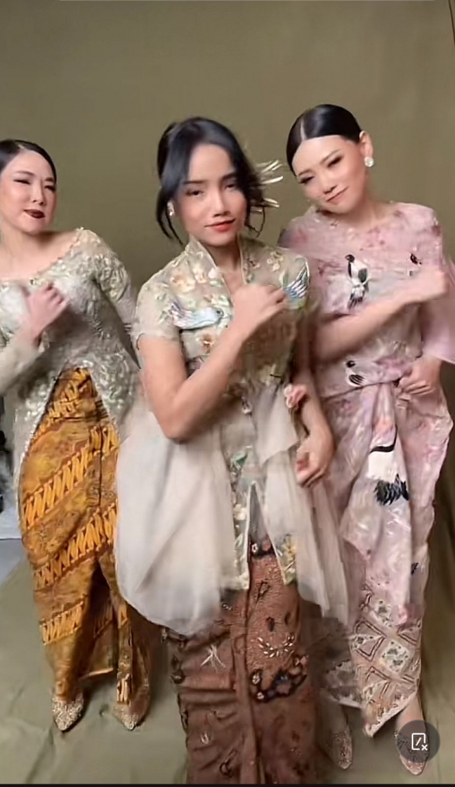 11 Gaya Fuji dan Gisella Anastasia Bareng Wendy Walters di Pemotretan Terbaru, Seru TikTokan Pakai Kebaya