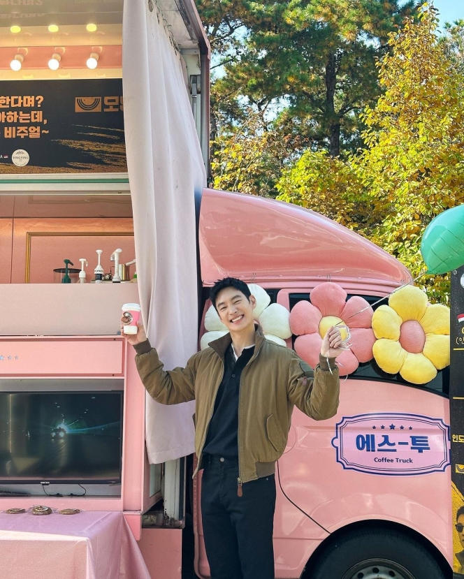 Serba Pink, Ini Deretan Potret Aktor Korea Lee Je Hoon Pamer Hadiah Coffe Truck dari Fans Asal Indonesia