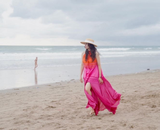 Dengkulnya jadi Sorotan Lagi, Ini 7 Potret Momo Geisha Liburan di Pantai Sambil Pakai Dress Gemas