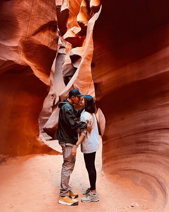 Deretan Potret Ibnu Jamil dan Ririn Ekawati Perdana Jalan-Jalan ke Antelope Canyon, Romantis Banget!