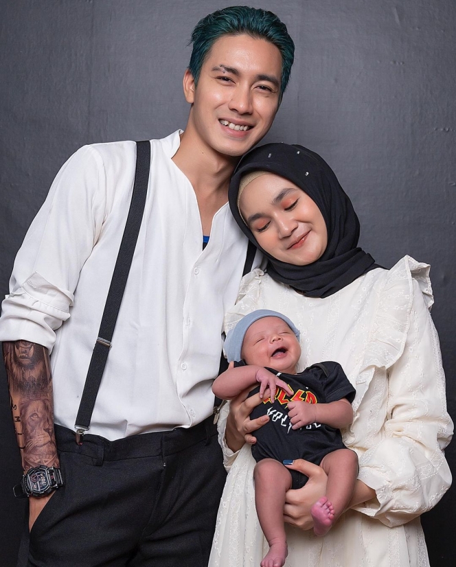 Evan Marvino Jalani Pemotretan Bareng Istri dan Anak, Netizen Sebut Satu Keluarga Kece Semua