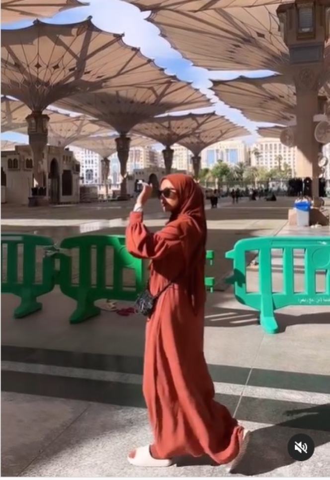 Deretan Potret Dara Arafah Jalani Ibadah Umrah, Doakan Followers agar Segera Menyusul ke Tanah Suci