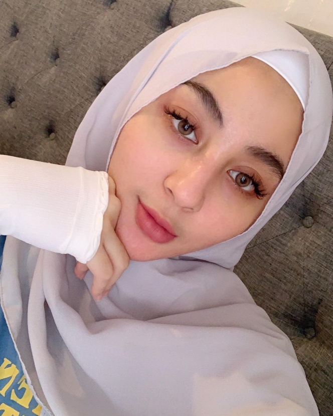 Cantiknya Meneduhkan, Ini 9 Potret Selfie Margin Wieheerm saat Pakai Hijab