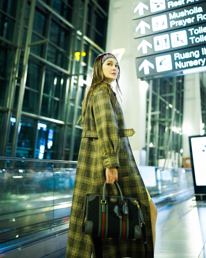 Pemotretan Singkat di Bandara, Luna Maya Tuai Pujian karena Tetap Cantik Meski Fotonya Nge-blur!
