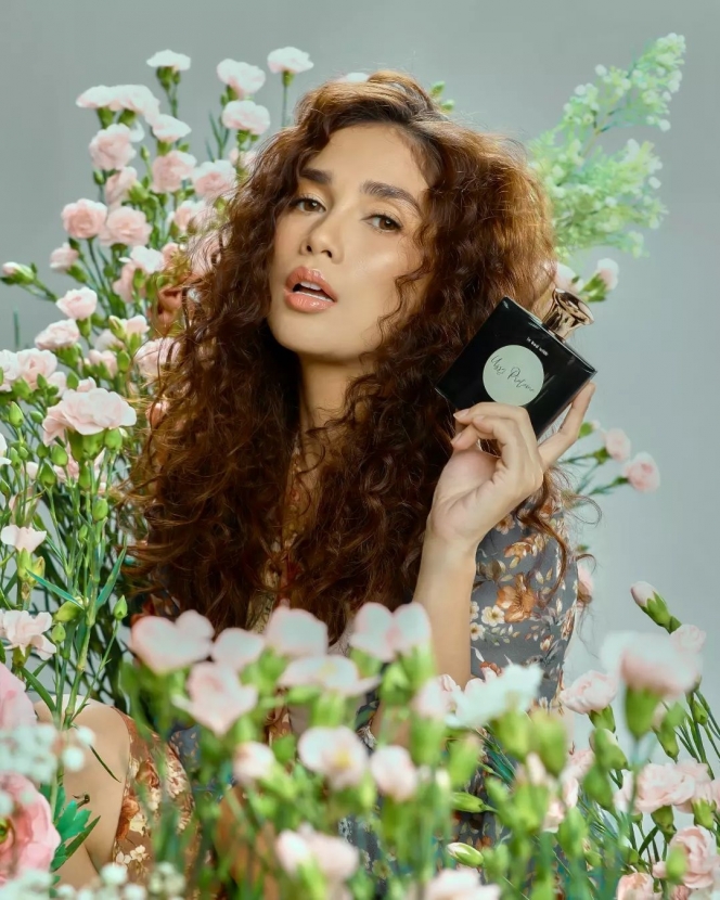 8 Foto Ussy Sulistyawati dengan Rambut Keriting Panjang, Pancarkan Aura bak Bintang Telenovela