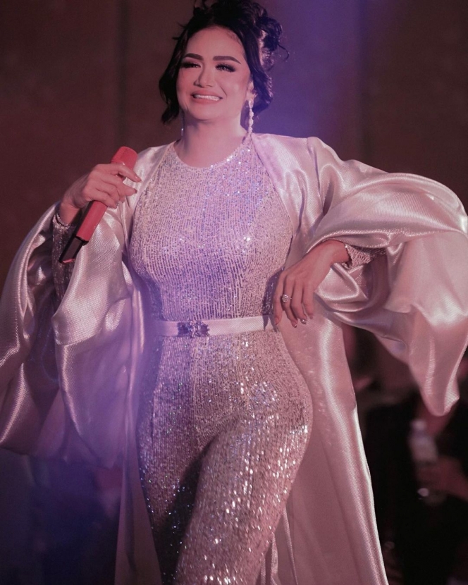 Potret Krisdayanti Tampil Glamor dengan Gaun Silver, Aura Divanya Semakin Terpancar Kuat!
