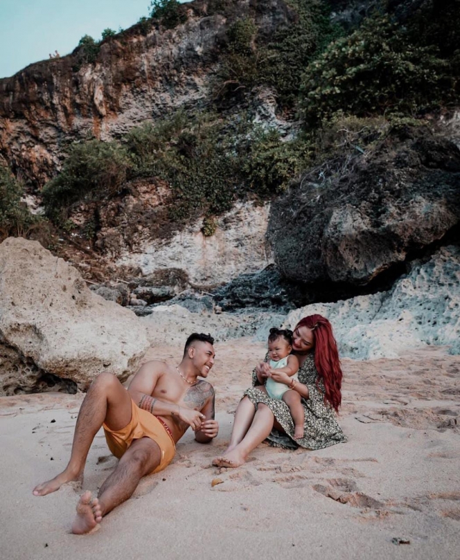 Potret Keseruan Keluarga Siti Badriah Liburan ke Bali, Baby Xarena Asyik Main di Pantai