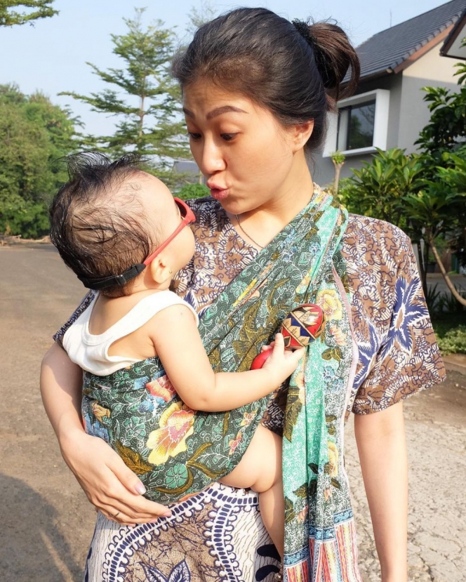 15 Selebriti yang Suka Gendong Bayinya dengan Kain Jarik, Ada Momo Geisha Sampai Nikita Willy