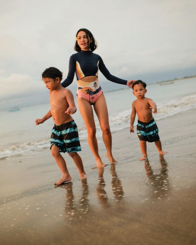 Momen Andien Temani Anak Main di Pantai, Potret Badan Langsingnya Curi Perhatian Banget!