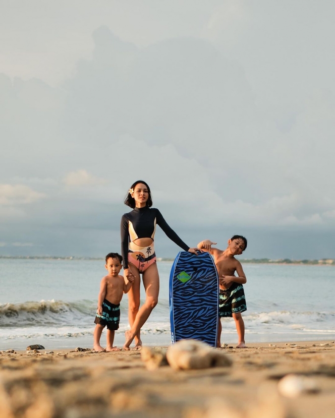 Momen Andien Temani Anak Main di Pantai, Potret Badan Langsingnya Curi Perhatian Banget!