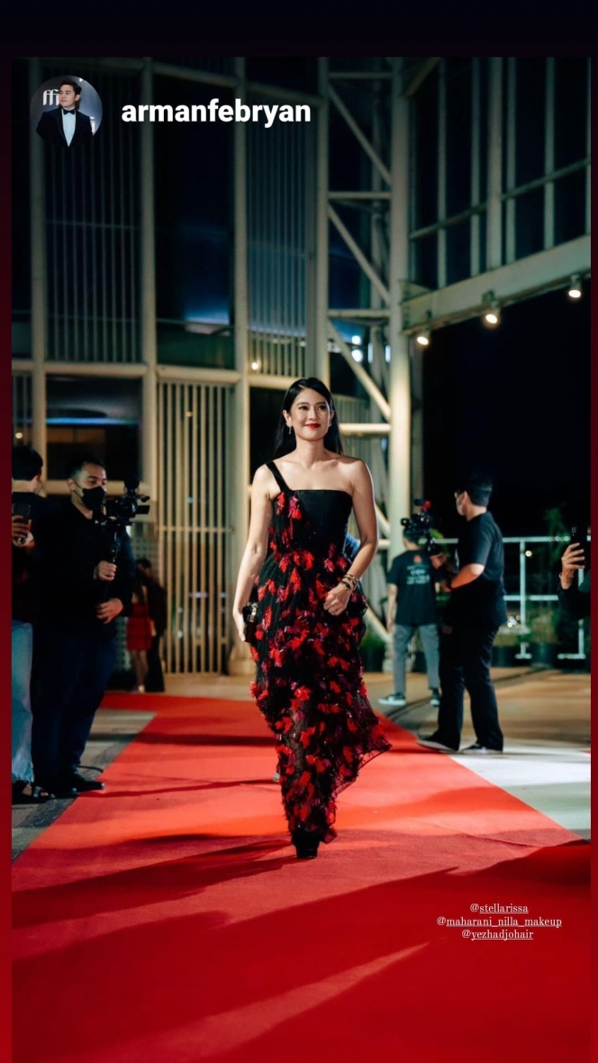10 Pesona Dian Sastrowardoyo Hadiri Gala Premiere Sri Asih, Gorgeous Berbalut Gaun Merah Hitam