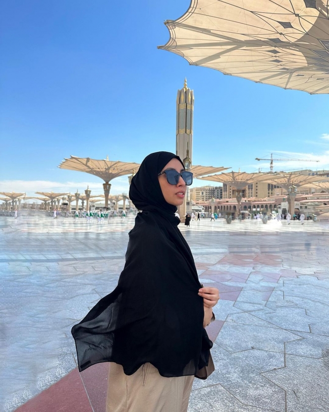 Kembali Berhijab, Ini Deretan Potret Vicky Alaydrus saat Jalani Ibadah Umrah