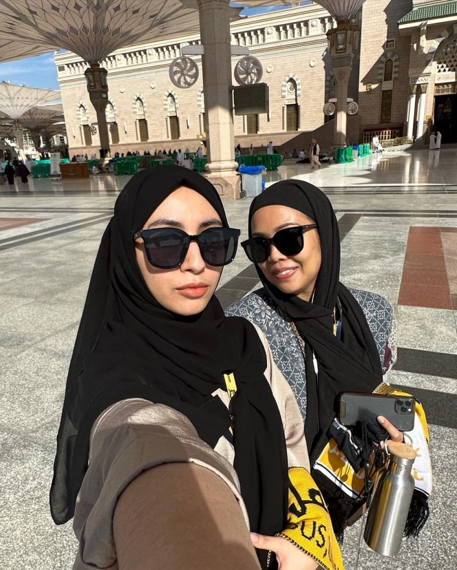 Kembali Berhijab, Ini Deretan Potret Vicky Alaydrus saat Jalani Ibadah Umrah