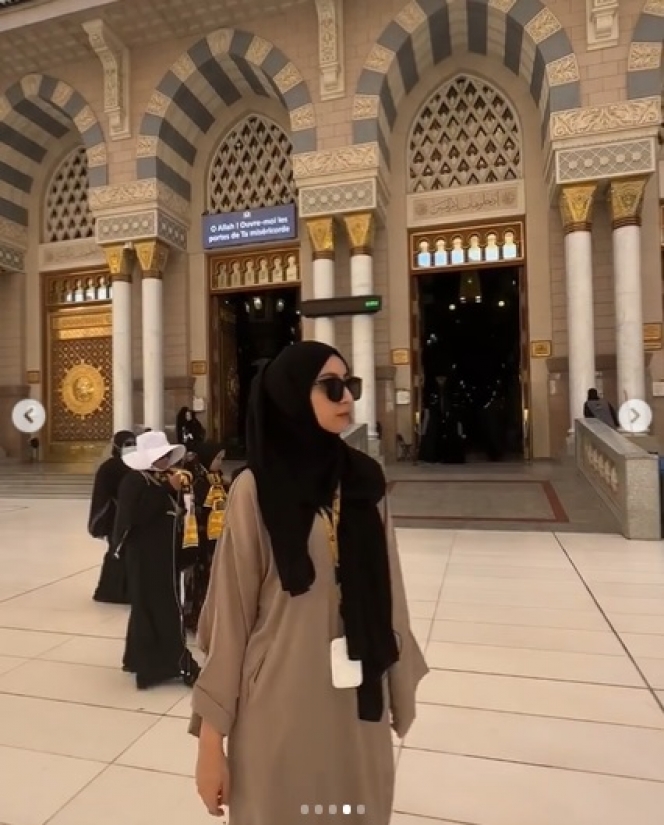 Kembali Berhijab, Ini Deretan Potret Vicky Alaydrus saat Jalani Ibadah Umrah