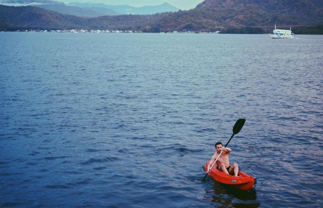 Sederet Potret Liburan Sitha Marino dan Bastian Steel di Labuan Bajo, Pelukan di Laut sambil Pakai Swimsuit