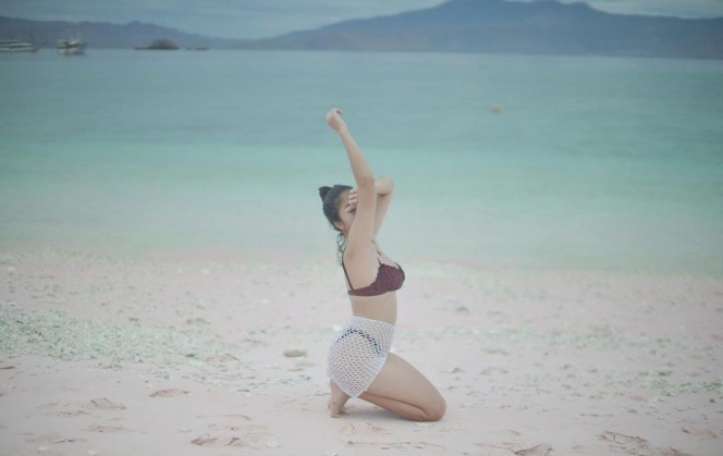 Sederet Potret Liburan Sitha Marino dan Bastian Steel di Labuan Bajo, Pelukan di Laut sambil Pakai Swimsuit