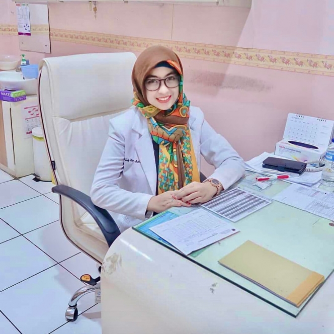 Deretan Potret Cantik dr. Shindy Putri Kakak Ria Ricis saat Pakai Jas Dokter, Bawaanya Pengen Berobat Terus