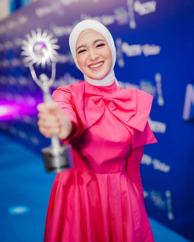10 Potret Cut Syifa Saat Dapat Penghargaan Aktris Pendamping Paling Ngetop, Cantik dan Ceria Kenakan Gaun Warna Shocking Pink
