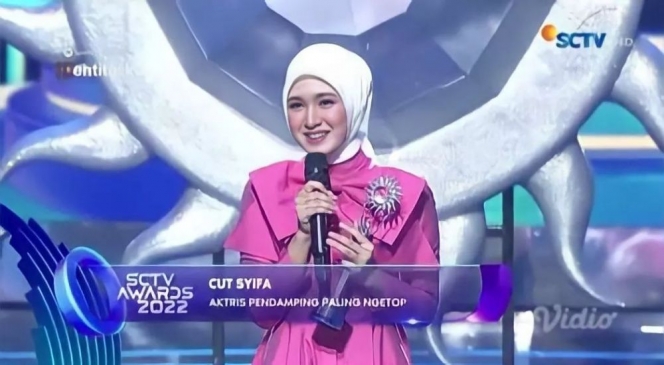 10 Potret Cut Syifa Saat Dapat Penghargaan Aktris Pendamping Paling Ngetop, Cantik dan Ceria Kenakan Gaun Warna Shocking Pink