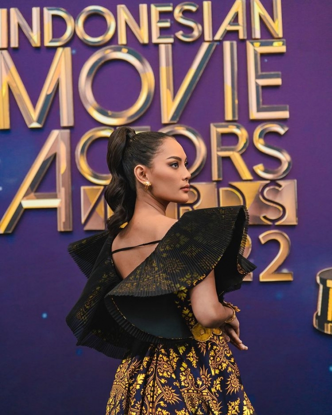 Potret Erika Carlina Pamer Kulit Eksotis dalam Balutan Gaun Batik Mewah, Vibesnya Kayak Kontestan Miss Universe!