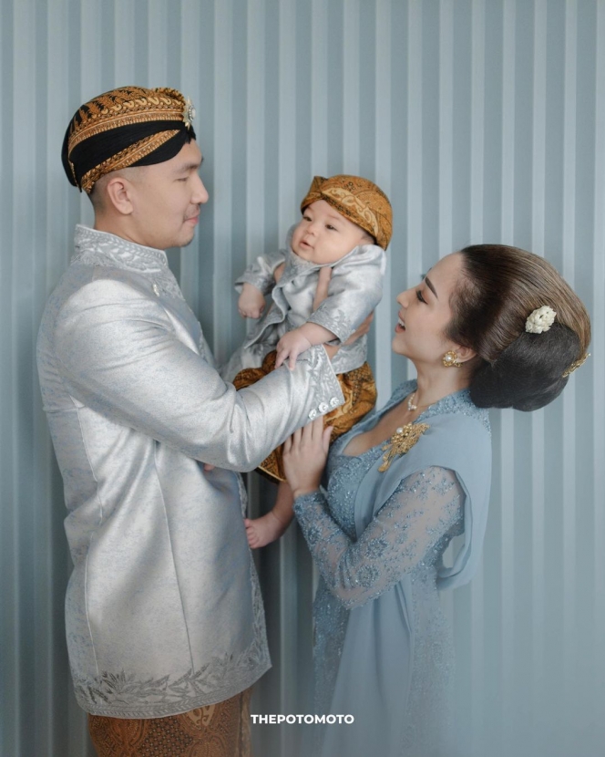 Potret Tedak Siten Baby Izz Anak Nikita Willy dan Indra Priawan, Sekeluarga Tampil Kompak Pakai Baju Adat Jawa!