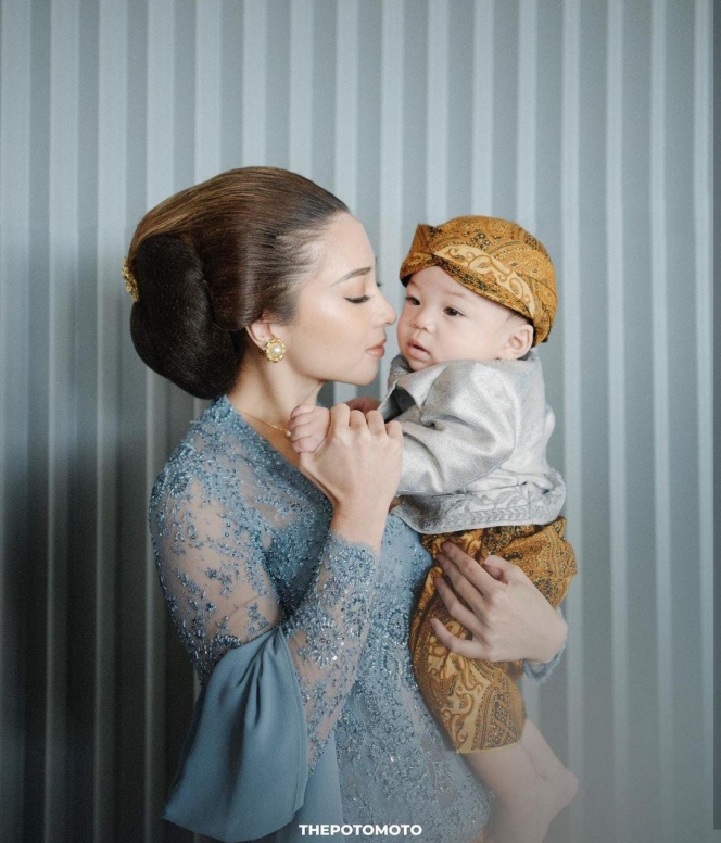 Potret Cantik Nikita Willy di Acara Tedak Sinten Baby Izz, Anggun Kenakan Kebaya dan Rambut Disanggul