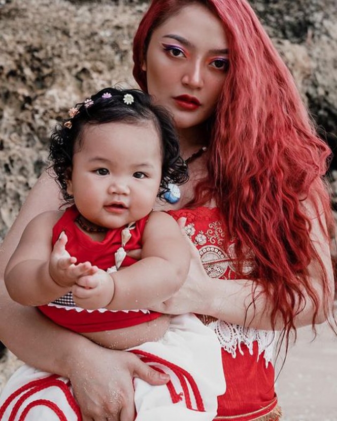 Deretan Potret Siti Badriah dengan Rambut Merahnya, Pesonanya Gak Kayak Mamah Muda Anak Satu!