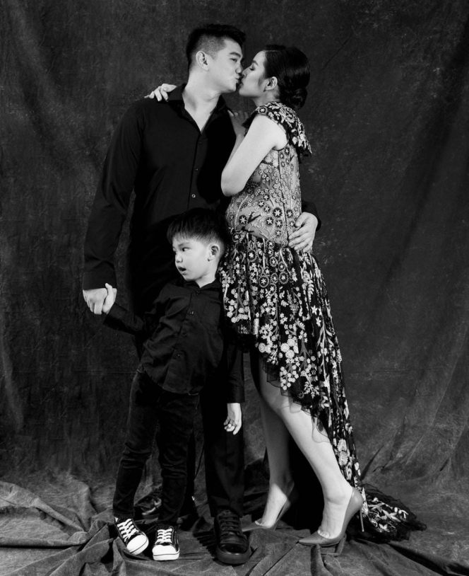 Udah 9 Bulan, Ini Deretan Maternity Shoot Terbaru Tiffany Soetanto Istri Chef Arnold Saat Pakai Heels Super Tinggi