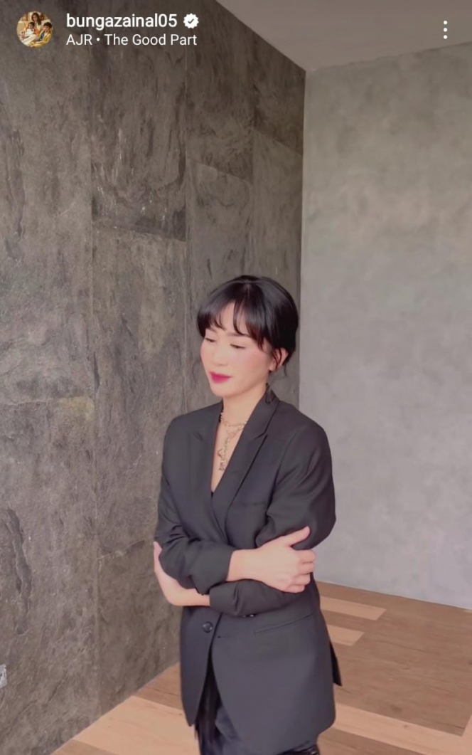 Deretan Potret Bunga Zainal dengan Rambut Berponi, Gayanya Bak Idol Korea Langsung Curi Perhatian Netizen