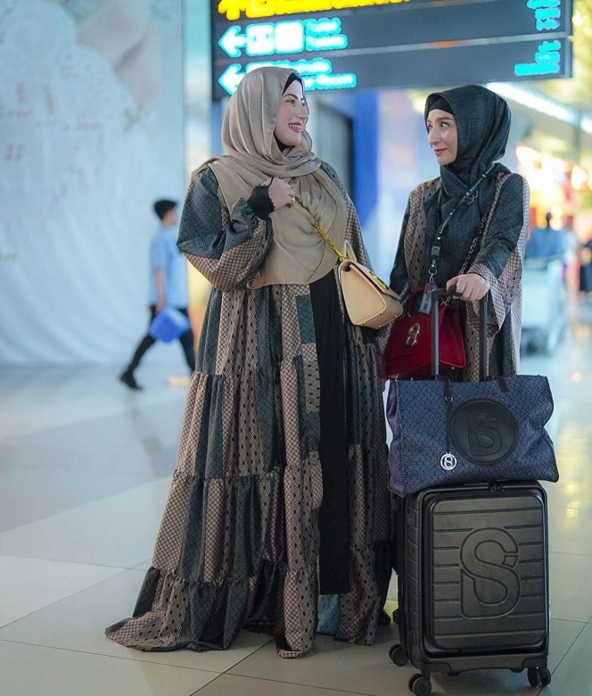 Deretan Potret Keluarga Tasyi Athasyia Berangkat Umrah, Tampil dengan Baju Kembaran