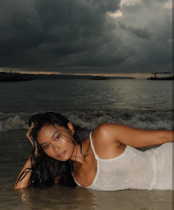 Potret Sarah Tumiwa Saat Healing di Pantai Pamer Kulit Eksotis dengan Body Goals yang Memukau