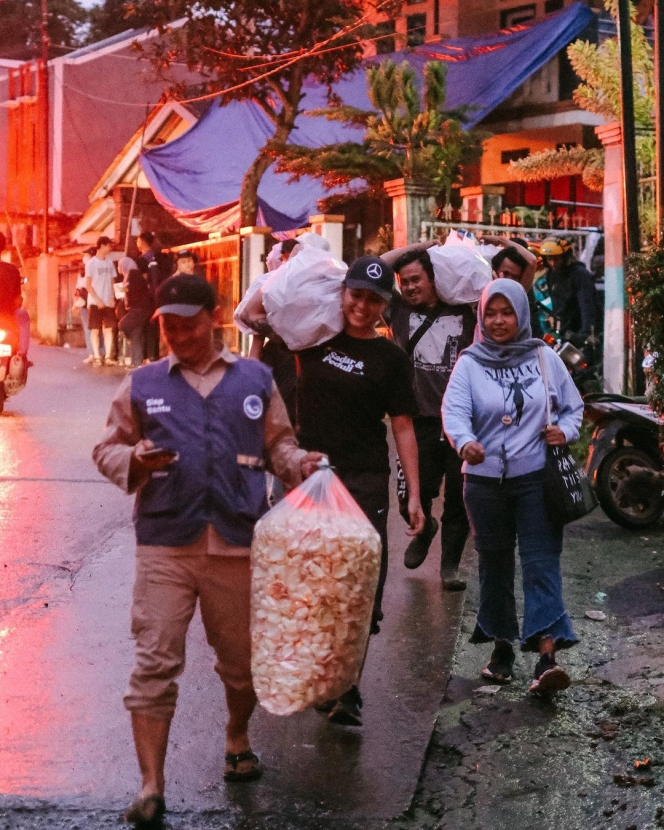 Potret Awkarin Turun Langsung Bantu Bencana Korban Gempa Cianjur, Gayanya Disebut Macho hingga Tuai Pujian