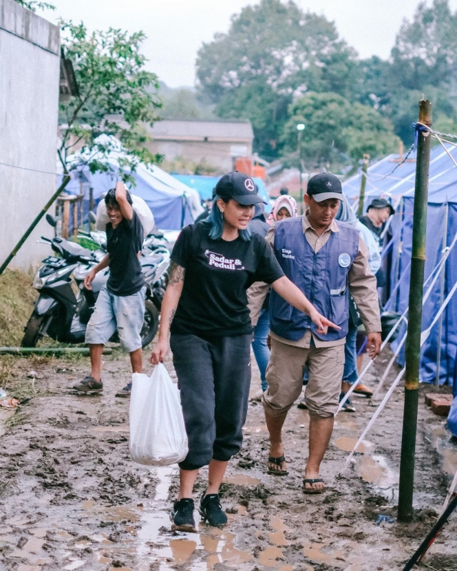 Potret Awkarin Turun Langsung Bantu Bencana Korban Gempa Cianjur, Gayanya Disebut Macho hingga Tuai Pujian